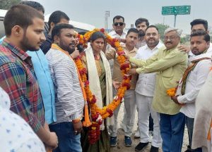 झांसी नगर निगम हेतु घोषित भाजपा प्रत्याशियों के समर्थन में झांसी जाते समय माती कानपुर देहात रोड पर कार्यकर्ताओं ने किया भव्य स्वागत