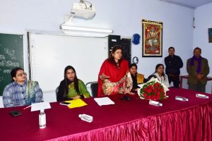 पूर्व मंत्री स्वाती सिंह जीजीआईसी विकास नगर, लखनऊ में आयोजित संवाद कार्यक्रम में माहवारी के दौरान स्वच्छता को लेकर छात्राओं को जागरूक करती