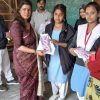 पी. एम. श्री राजकीय बालिका इंटर कॉलेज, बाराबंकी में छात्राओं को सेनेटरी पैड वितरित करती पूर्व मंत्री स्वाती सिंह
