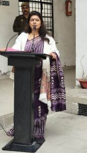 पूर्व मंत्री स्वाती सिंह दीनदयाल उपाध्याय राजकीय स्नातकोत्तर महाविद्यालय, सीतापुर में माहवारी स्वच्छता पर छात्राओं से संवाद करती